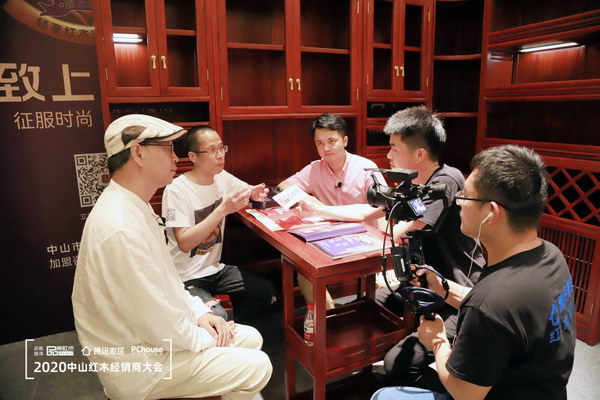 當(dāng)代中式美學(xué)生活方式研究專家彭亮、全聯(lián)藝術(shù)紅木家具專業(yè)委員會(huì)執(zhí)行會(huì)長林偉華與致上家居總經(jīng)理林建明在直播間暢談紅木定制新趨勢 當(dāng)代中式美學(xué)生活方式研究專家彭亮、全聯(lián)藝術(shù)紅木家具專業(yè)委員會(huì)執(zhí)行會(huì)長林偉華與致上家居總經(jīng)理林建明在直播間暢談紅木定制新趨勢