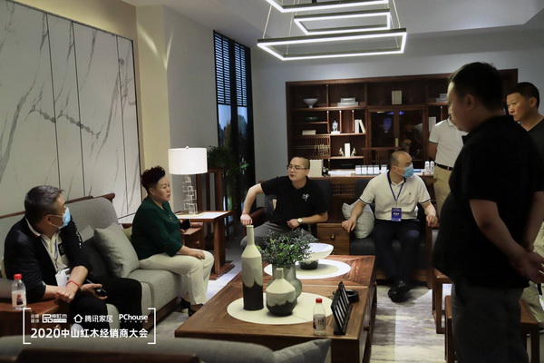 參加2020中山紅木經(jīng)銷商大會(huì)的經(jīng)銷商來到行草中山紅博城的旗艦店參觀體驗(yàn) 參加2020中山紅木經(jīng)銷商大會(huì)的經(jīng)銷商來到行草中山紅博城的旗艦店參觀體驗(yàn)