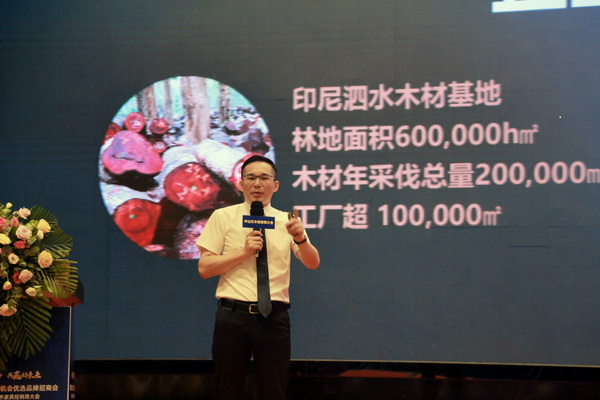  閑適紅木總經(jīng)理石擁軍在全球首發(fā)招商會(huì)介紹工廠(chǎng)實(shí)力