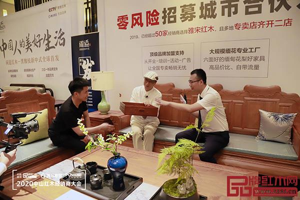 國務(wù)院特殊津貼專家、清華大學家具設(shè)計高研班講座教授、意大利米蘭多莫斯設(shè)計學院訪問學者、當代中式美學生活方式研究學者彭亮（中）從美學角度為觀眾介紹雅宋產(chǎn)品