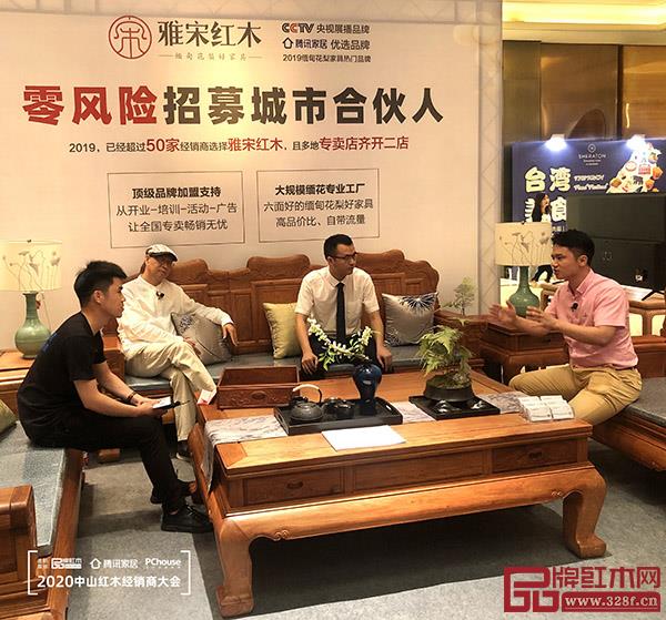 全聯(lián)藝術(shù)紅木家具專業(yè)委員會執(zhí)行會長、紅木資深媒體人、騰訊家居紅木、品牌紅木總編林偉華（右）在直播中講述雅宋紅木的品牌優(yōu)勢
