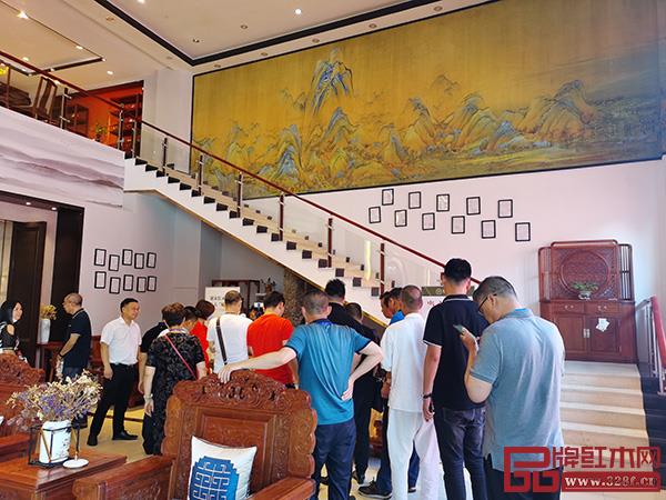 經(jīng)銷商們走進雅宋紅木展廳，零距離感受雅宋紅木“六面好”的精品工藝