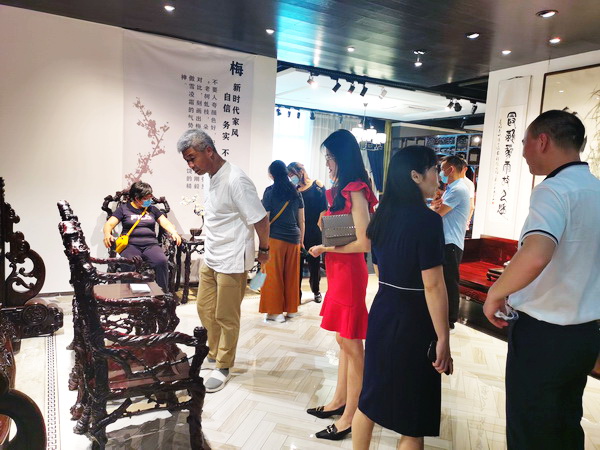 參加2020中山紅木經(jīng)銷商大會(huì)的經(jīng)銷商參觀高端藝術(shù)品牌深圳泰和園當(dāng)代中式生活藝術(shù)鑒賞中心 參加2020中山紅木經(jīng)銷商大會(huì)的經(jīng)銷商參觀高端藝術(shù)品牌深圳泰和園當(dāng)代中式生活藝術(shù)鑒賞中心