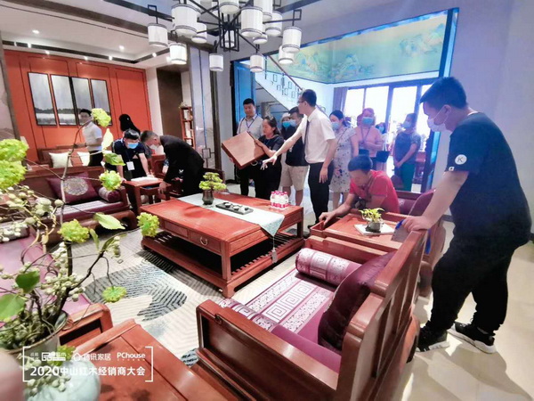 經(jīng)銷商走訪緬甸花梨熱門品牌雅宋紅木 經(jīng)銷商走訪緬甸花梨熱門品牌雅宋紅木