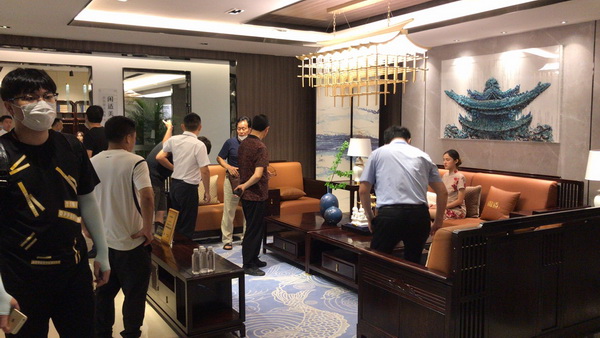 參加2020中山紅木經(jīng)銷商大會(huì)的經(jīng)銷商來到閑適紅木旗艦店體驗(yàn) 參加2020中山紅木經(jīng)銷商大會(huì)的經(jīng)銷商來到閑適紅木旗艦店體驗(yàn)