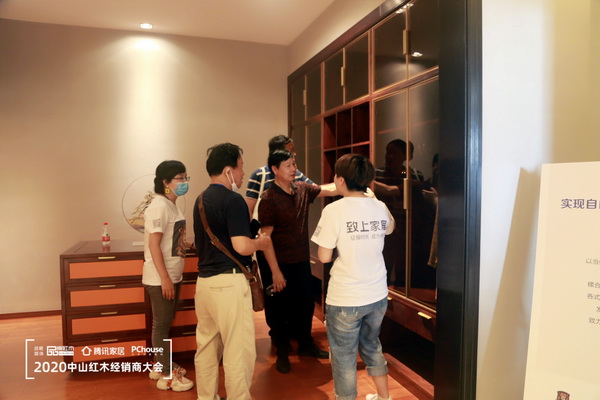 參加2020中山紅木經(jīng)銷商大會(huì)的經(jīng)銷商來到致上家居旗艦店,感受輕奢紅木定制品牌魅力 參加2020中山紅木經(jīng)銷商大會(huì)的經(jīng)銷商來到致上家居旗艦店,感受輕奢紅木定制品牌魅力