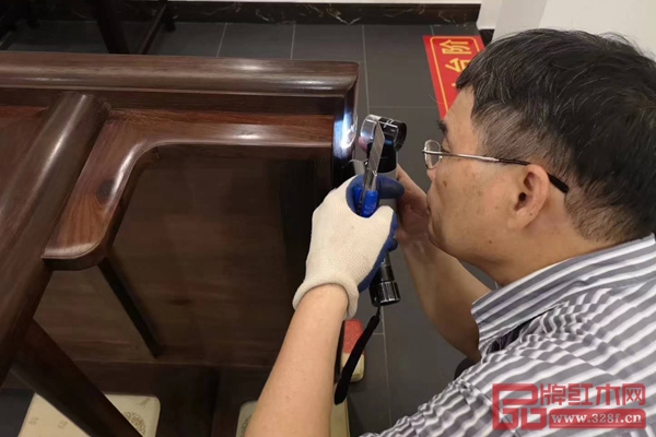 著名木材檢驗(yàn)鑒定專家陳少仁對醉木苑的紅木家具進(jìn)行細(xì)致地逐木檢驗(yàn)