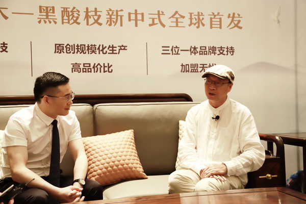  6月17日晚，中國(guó)紅木三大品類(lèi)機(jī)會(huì)優(yōu)選品牌直播招商會(huì)在中山喜來(lái)登酒店一樓大廳舉行