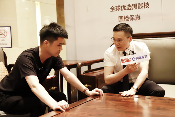  6月17日晚，中國(guó)紅木三大品類(lèi)機(jī)會(huì)優(yōu)選品牌直播招商會(huì)在中山喜來(lái)登酒店一樓大廳舉行