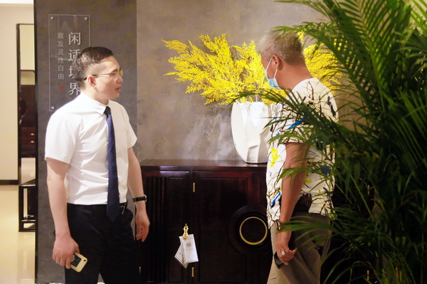 全國(guó)各地尋找新品類(lèi)機(jī)會(huì)的家具經(jīng)銷(xiāo)商在大會(huì)組織下參觀(guān)閑適紅木總部