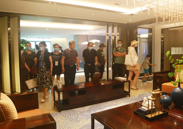 全國(guó)各地尋找新品類(lèi)機(jī)會(huì)的家具經(jīng)銷(xiāo)商在大會(huì)組織下參觀(guān)閑適紅木總部