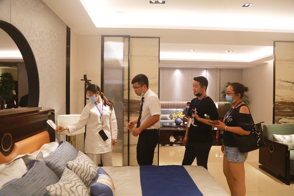 全國(guó)各地尋找新品類(lèi)機(jī)會(huì)的家具經(jīng)銷(xiāo)商在大會(huì)組織下參觀(guān)閑適紅木總部