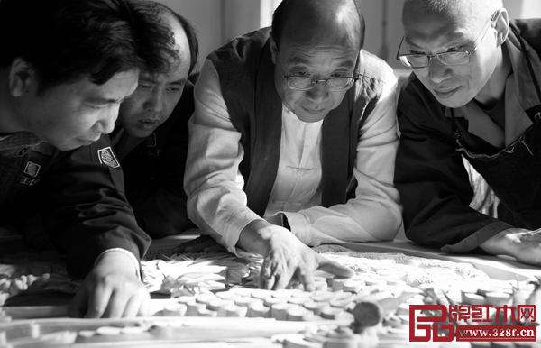 杜承三（右二）與設(shè)計(jì)團(tuán)隊(duì)