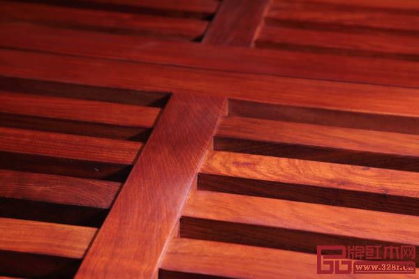 《掬水留香大床》雙排骨架底座穩(wěn)定性十足