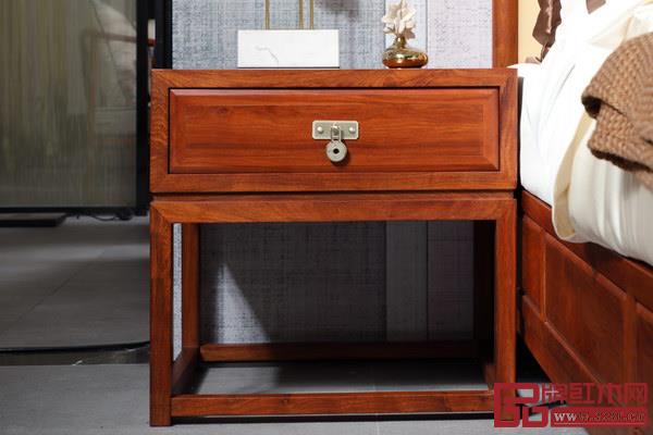 床頭柜線條設計美觀大方，抽屜方便收納