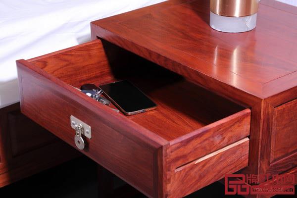 床頭柜線條設計美觀大方，抽屜方便收納