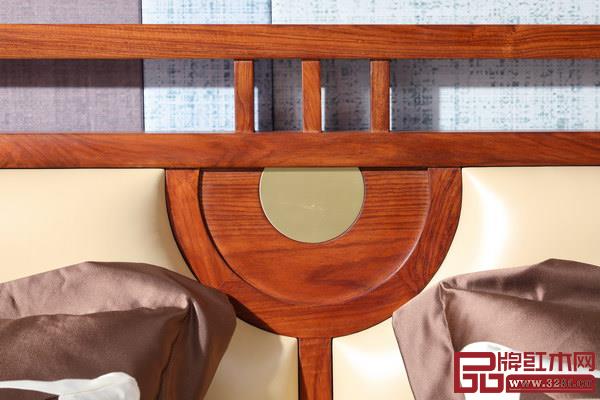 背板中央位置裝飾有同心圓：代表靶心，寓意奮斗有目標，能心想事成