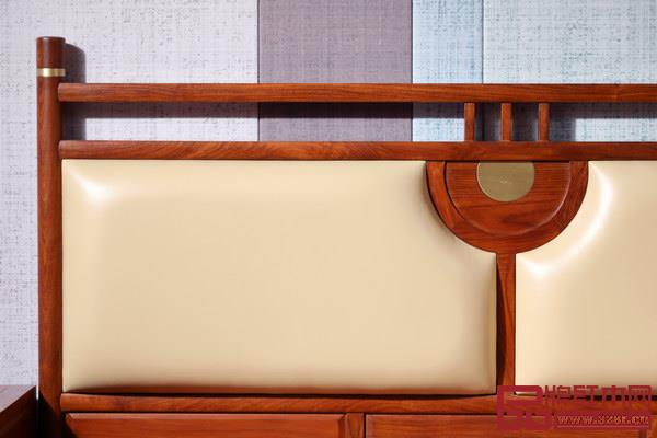 背板中央位置裝飾有同心圓：代表靶心，寓意奮斗有目標，能心想事成