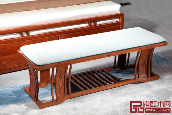 床尾凳即可當沙發(fā)凳使用，又可放置衣服，功能多樣性