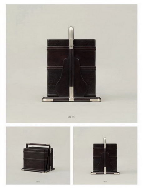 區(qū)氏家具 直提梁提盒 小葉紫檀 長:19.5cm 寬:14.5cm 高:18.5cm A Zitan Straight girder box 區(qū)氏家具 直提梁提盒 小葉紫檀 長:19.5cm 寬:14.5cm 高:18.5cm A Zitan Straight girder box