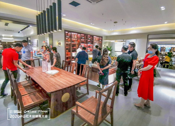 經(jīng)銷商在行草紅博城旗艦店參觀體驗(yàn) 經(jīng)銷商在行草紅博城旗艦店參觀體驗(yàn)