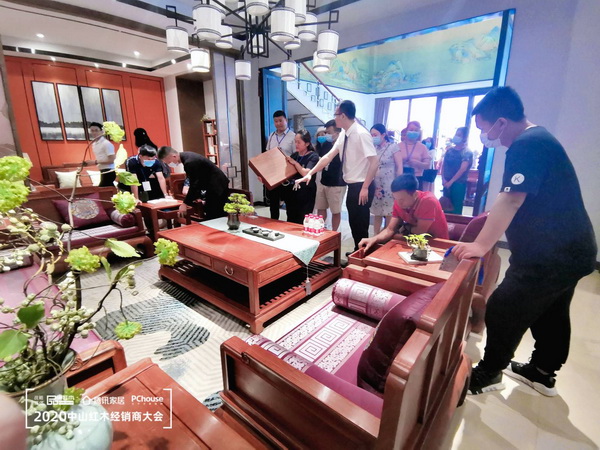 經(jīng)銷商在雅宋紅木參觀 經(jīng)銷商在雅宋紅木參觀