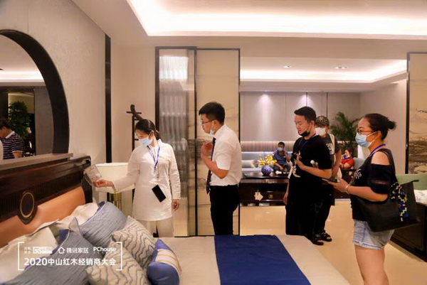 經(jīng)銷商在大會(huì)組織下參觀閑適紅木總部樣板店 經(jīng)銷商在大會(huì)組織下參觀閑適紅木總部樣板店