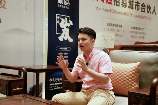 全聯(lián)藝術(shù)紅木家具專業(yè)委員會(huì)執(zhí)行會(huì)長(zhǎng)、騰訊家居紅木、品牌紅木總編林偉華在直播中分享如何挑選紅木品牌 全聯(lián)藝術(shù)紅木家具專業(yè)委員會(huì)執(zhí)行會(huì)長(zhǎng)、騰訊家居紅木、品牌紅木總編林偉華在直播中分享如何挑選紅木品牌