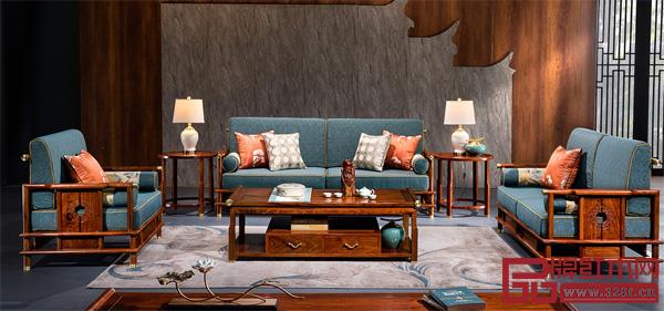 王木匠紅木在產(chǎn)品品質(zhì)、價格,以及服務(wù)附加價值上進(jìn)一步契合互聯(lián)網(wǎng)消費者需求,形成競爭優(yōu)勢(圖為《聽荷沙發(fā)》) 王木匠紅木在產(chǎn)品品質(zhì)、價格,以及服務(wù)附加價值上進(jìn)一步契合互聯(lián)網(wǎng)消費者需求,形成競爭優(yōu)勢(圖為《聽荷沙發(fā)》)