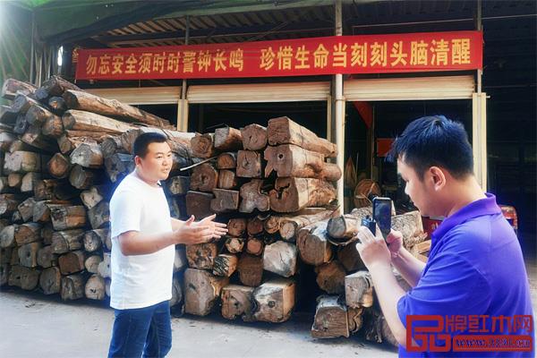 王木匠紅木總經(jīng)理吳豐林(左)在直播中介紹其產(chǎn)品在選材、工藝上的特色 王木匠紅木總經(jīng)理吳豐林(左)在直播中介紹其產(chǎn)品在選材、工藝上的特色