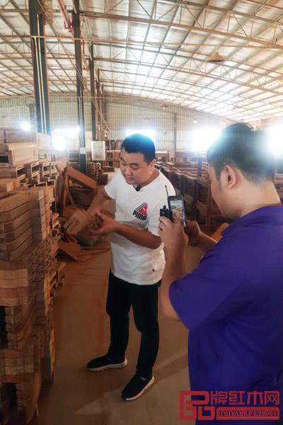 王木匠紅木總經(jīng)理吳豐林(左)在直播中介紹其產(chǎn)品在選材、工藝上的特色 王木匠紅木總經(jīng)理吳豐林(左)在直播中介紹其產(chǎn)品在選材、工藝上的特色