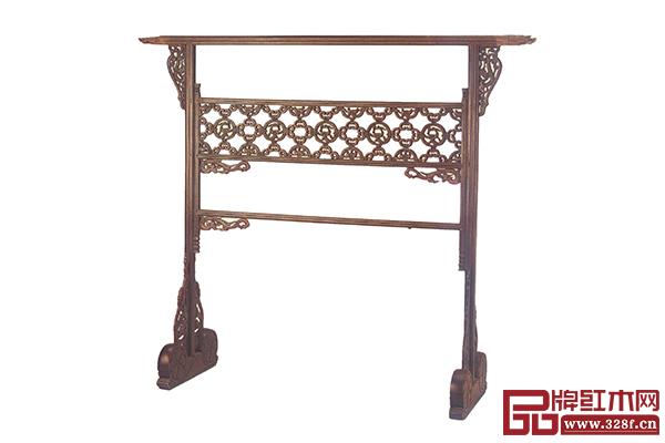 清早期 黃花梨螭鳳紋衣架（選自中國(guó)國(guó)家博物館：《簡(jiǎn)約?華美——明清家具精粹》，中國(guó)社會(huì)科學(xué)出版社）