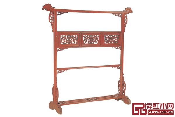 清早中期 黃花梨螭鳳紋衣架（選自莊貴侖：《莊氏家族捐贈(zèng)上海博物館明清家具集萃》，兩木出版社）