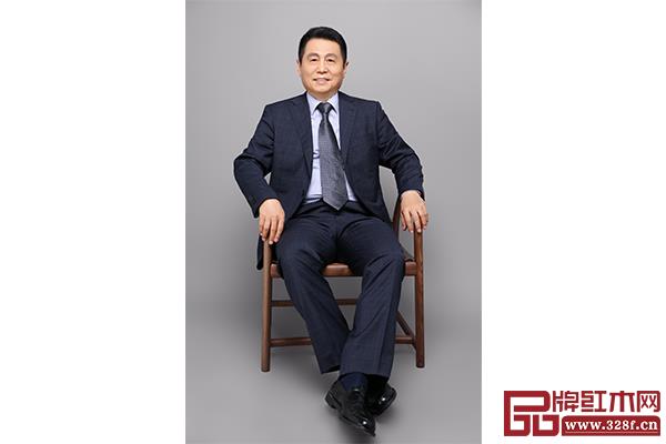 全聯(lián)藝術(shù)紅木家具專(zhuān)業(yè)委員會(huì)專(zhuān)家顧問(wèn)、明清家具研究學(xué)者張輝