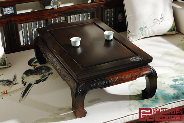 矮幾可置于床榻或窗臺上(御乾堂供圖) 矮幾可置于床榻或窗臺上(御乾堂供圖)