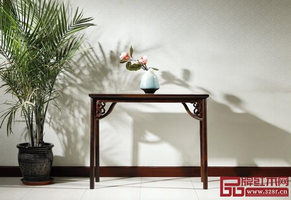 香案造型敦敏,形式多樣(御乾堂供圖) 香案造型敦敏,形式多樣(御乾堂供圖)