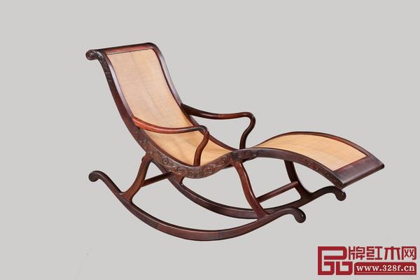 坐在藤編搖椅上輕輕搖晃,悠閑舒適(波記家具供圖) 坐在藤編搖椅上輕輕搖晃,悠閑舒適(波記家具供圖)