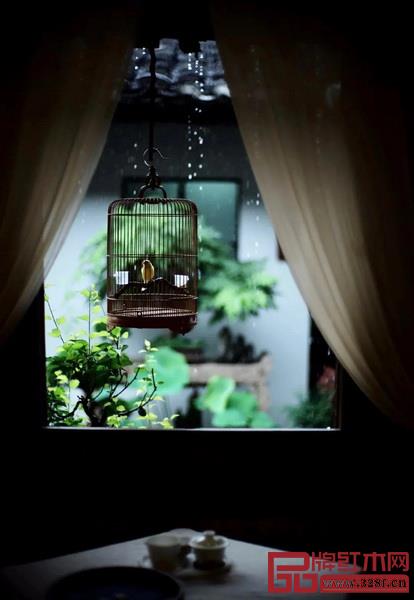 窗下,聽雨攬?jiān)? alt=