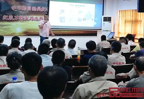 中信紅木穩(wěn)崗技能提升培訓(xùn)的受訓(xùn)人員涵蓋了生產(chǎn)部門和全體營銷、管理人員 中信紅木穩(wěn)崗技能提升培訓(xùn)的受訓(xùn)人員涵蓋了生產(chǎn)部門和全體營銷、管理人員