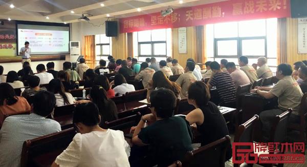 在中信紅木的穩(wěn)崗技能提升培訓(xùn)中,每一位授課的老師均為企業(yè)員工 在中信紅木的穩(wěn)崗技能提升培訓(xùn)中,每一位授課的老師均為企業(yè)員工