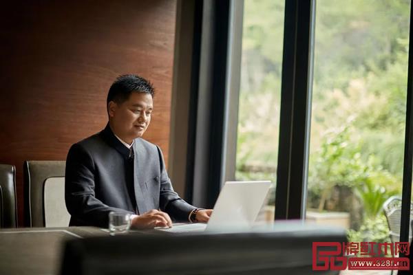 中信紅木董事長李忠信不斷學(xué)習(xí)深造,在個人提升的同時,將全身心投入于企業(yè)經(jīng)營管理中 中信紅木董事長李忠信不斷學(xué)習(xí)深造,在個人提升的同時,將全身心投入于企業(yè)經(jīng)營管理中