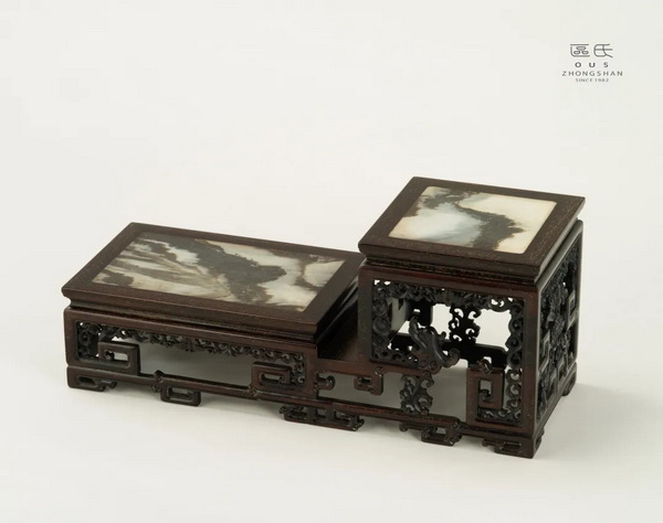 區(qū)氏家具 理石面二級幾 小葉紫檀 長:48cm 寬:15 cm 高:21cm A Zitan Inlaid marble with two floors 區(qū)氏家具 理石面二級幾 小葉紫檀 長:48cm 寬:15 cm 高:21cm A Zitan Inlaid marble with two floors