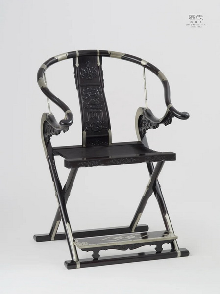 區(qū)氏家具 雕螭龍捧壽紋交椅 小葉紫檀 長:58cm 寬:43cm 高:50cm 通高:103cm A Zitan Carved dragon pattern folding chair 區(qū)氏家具 雕螭龍捧壽紋交椅 小葉紫檀 長:58cm 寬:43cm 高:50cm 通高:103cm A Zitan Carved dragon pattern folding chair