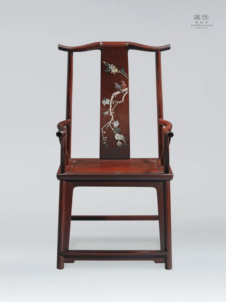 區(qū)氏家具 嵌百寶平頭四出頭官帽椅 小葉紫檀 長:60cm 寬:47.5cm 高:50cm 通高:98cm A Zitan Four-headed official hat chair inlaid with gemstones 區(qū)氏家具 嵌百寶平頭四出頭官帽椅 小葉紫檀 長:60cm 寬:47.5cm 高:50cm 通高:98cm A Zitan Four-headed official hat chair inlaid with gemstones