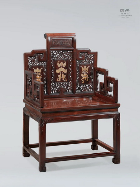 區(qū)氏家具 鑲嵌黃楊木福慶紋扶手椅 酸枝 長:67cm 寬:50cm 高:48cm 通高:102cm A Suanzhi Armchair inlaid with boxwood fuqing grain 區(qū)氏家具 鑲嵌黃楊木福慶紋扶手椅 酸枝 長:67cm 寬:50cm 高:48cm 通高:102cm A Suanzhi Armchair inlaid with boxwood fuqing grain