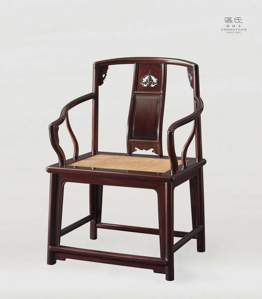 區(qū)氏家具 攢背南官帽椅 酸枝 長:63cm 寬:49.5cm 高:49cm 通高:98.5cm A SUANZHI Official-hat Chair with Assembled Back 區(qū)氏家具 攢背南官帽椅 酸枝 長:63cm 寬:49.5cm 高:49cm 通高:98.5cm A SUANZHI Official-hat Chair with Assembled Back