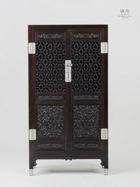 區(qū)氏家具 鏤空門方角柜 小葉紫檀 長:95cm 寬:48cm 高:178cm A Zitan Hollow - out door square corner cabinet 區(qū)氏家具 鏤空門方角柜 小葉紫檀 長:95cm 寬:48cm 高:178cm A Zitan Hollow - out door square corner cabinet