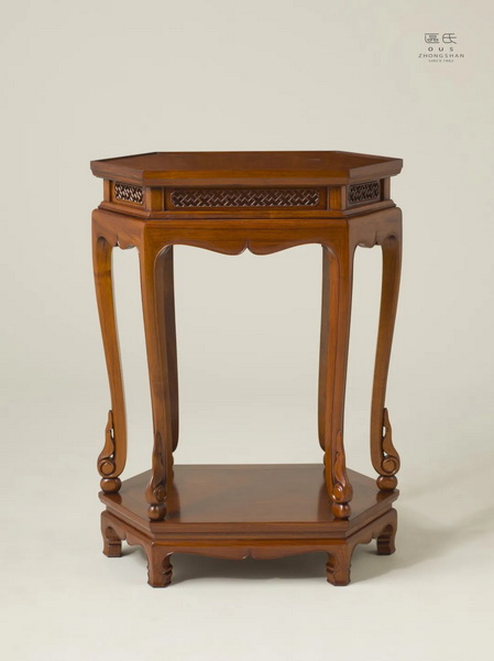 區(qū)氏家具 高束腰三彎腿六方形香幾 黃花梨 長:71cm 寬:47.5cm 高:91.5cm A Huanghuali High girdle waist six square incense several 區(qū)氏家具 高束腰三彎腿六方形香幾 黃花梨 長:71cm 寬:47.5cm 高:91.5cm A Huanghuali High girdle waist six square incense several