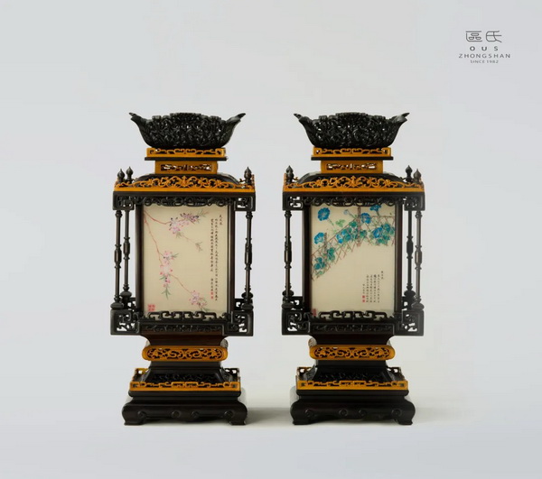 區(qū)氏家具 紫檀雕花鑲玻璃桌燈 酸枝 長:23cm 寬:23cm 高:52cm A Suanzhi Palace lantern 區(qū)氏家具 紫檀雕花鑲玻璃桌燈 酸枝 長:23cm 寬:23cm 高:52cm A Suanzhi Palace lantern