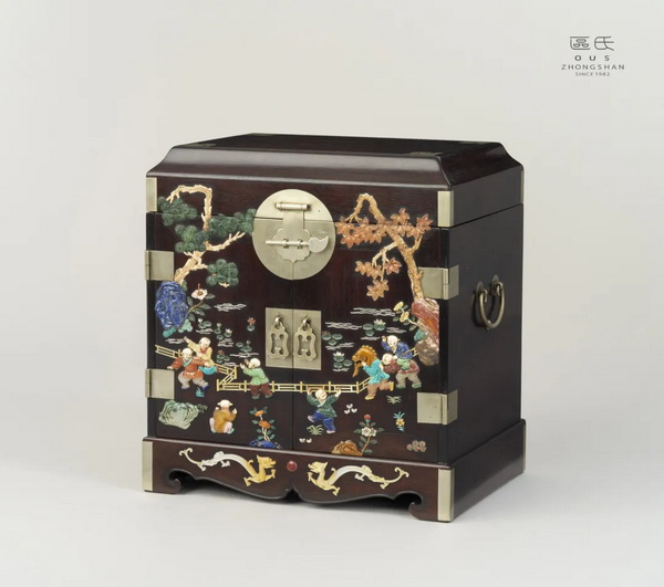 區(qū)氏家具 鑲嵌百寶官皮箱 小葉紫檀 長:34cm 寬:25cm 高:36.5cm A Zitan A jewel encrusted chest 區(qū)氏家具 鑲嵌百寶官皮箱 小葉紫檀 長:34cm 寬:25cm 高:36.5cm A Zitan A jewel encrusted chest